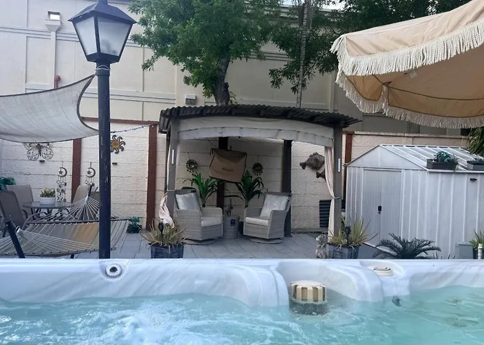 Tiny Place W Private Hot Jacuzzi 7 Min To Miami International Airport